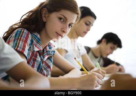 Schülerinnen und Schüler beschäftigen sich mit Klassenarbeiten Stockfoto