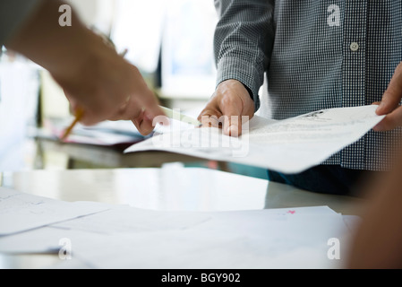 Kollegen Dokument gemeinsam überprüfen Stockfoto