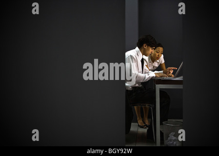 Geschäftspartnern zusammen im Büro arbeiten spät Stockfoto