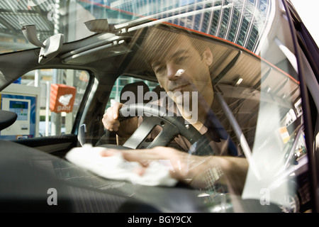 Mann Reinigung Armaturenbrett Stockfoto