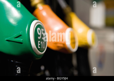 Gas-Pumpe Düsen in Folge Stockfoto