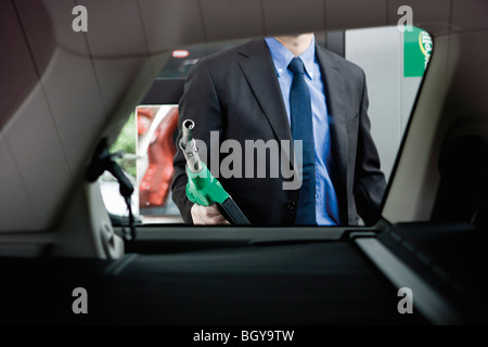 An Tankstelle tanken wird vorbereitet Stockfoto