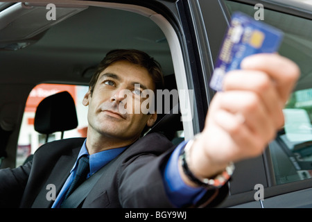 Kunden im Drive-in-Übergabe Kreditkarte zum Check-Out Fenster clerk Stockfoto