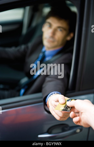 Kunden im Drive-in-Übergabe Kreditkarte zum Check-Out Fenster clerk Stockfoto