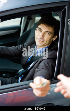 Kunden im Drive-in-Übergabe Kreditkarte zum Check-Out Fenster clerk Stockfoto