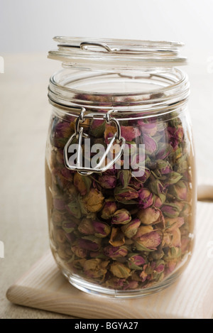 Getrocknete Rosenknospen in Glas Stockfoto