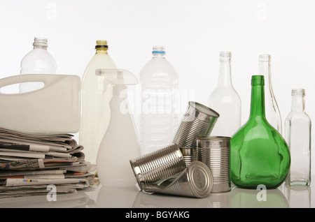 Eine Auswahl von Kunststoff-Glas Zinn und Zeitung für das recycling. Stockfoto