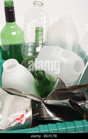Nahaufnahme von Kunststoff- und Glasflaschen und Dosen in einem recycling-Box. Stockfoto