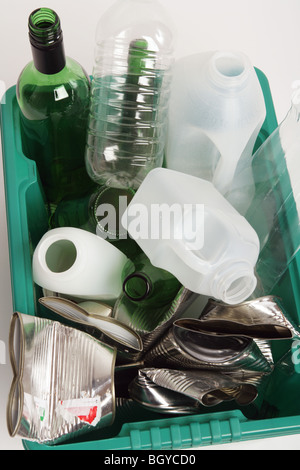 Nahaufnahme von Kunststoff- und Glasflaschen und Dosen in einem recycling-Box. Stockfoto