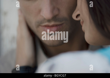 Paar nahe beieinander liegen, das Gesicht des Mannes streicheln Frauenhand Stockfoto