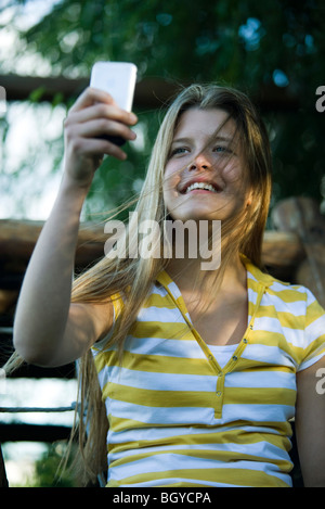 Junge Frau Zuchtlinien selbst mit Digitalkamera Stockfoto