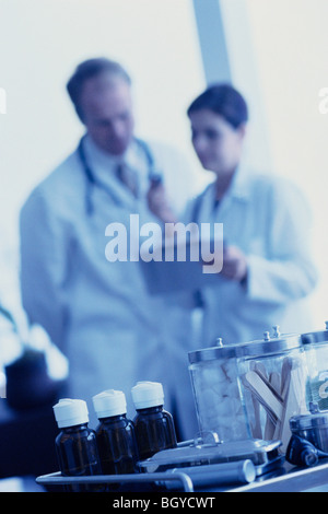 Zwei Ärzte Blick auf Tabelle Stockfoto
