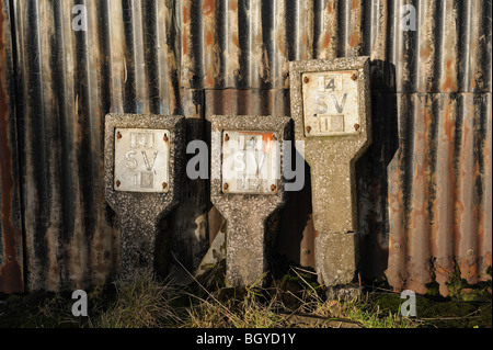 Rostige Wellblech Schuppen und Hydranten Schilder Stockfoto