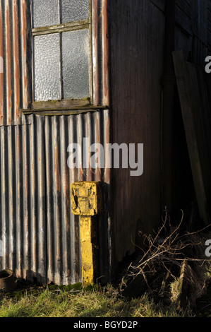 Rostige Wellblech Schuppen und Hydranten Schilder Stockfoto