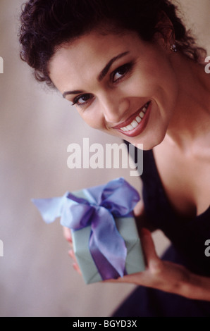 Frau Holding Geschenk Stockfoto