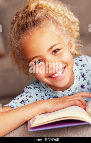 Porträt eines jungen Mädchens im Klassenzimmer Stockfoto