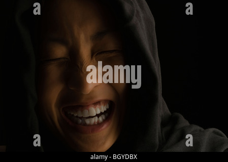 Frau mit Haube, geschlossenen Augen, lachen Stockfoto