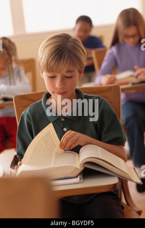 Kleiner Junge im Klassenzimmer Stockfoto