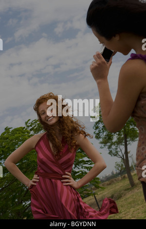 Junge Frau von Freund fotografiert Stockfoto