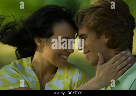 Junges Paar im freien Frau, die Hände des Mannes Hals, Nahaufnahme Stockfoto