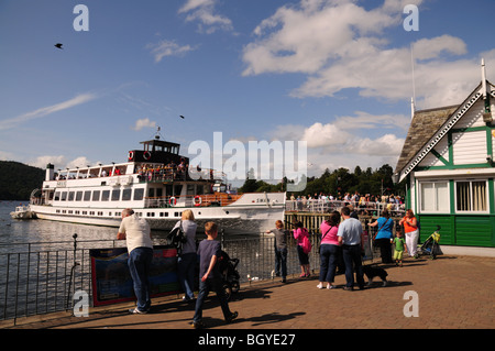 Menschen am Kai für See-Kreuzfahrten. Lake Windermere Cumbria Stockfoto