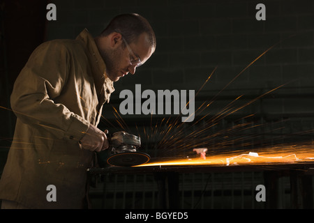 Stahl-Schleifer arbeiten in Metall-shop Stockfoto