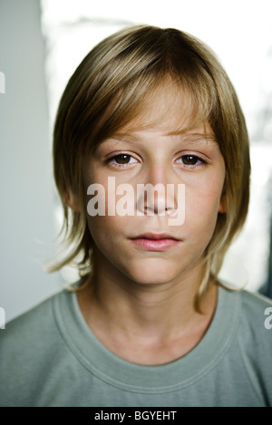 Preteen Boy tief in Gedanken Stockfoto