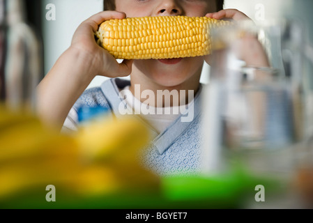 Junge Essen Mais auf Maiskolben, beschnitten Stockfoto