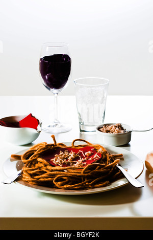 Food-Konzept, gefälschte Spaghetti Abendessen und Wein aus Garn, Stoff und anderen Materialien gebaut Stockfoto