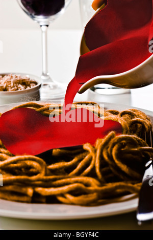 Food-Konzept, gefälschte Spaghetti und Tomatensauce aus Garn, Stoff und anderen Materialien gebaut Stockfoto