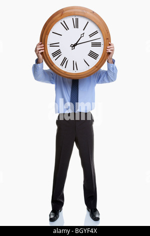 Mann-Betrieb-Uhr vor Gesicht Stockfoto