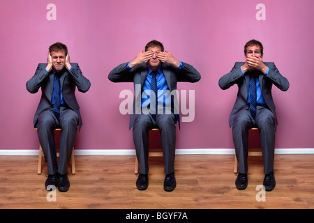 Drei Geschäftsleute sitzen auf Stühlen Stockfoto