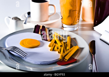 Food-Konzept, gefälschte Frühstück aus Papier gebaut Stockfoto