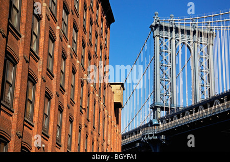 Brücke neben Gebäude Stockfoto