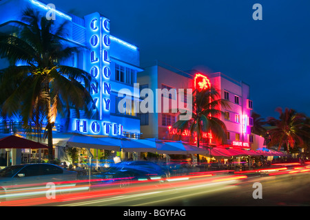 Beleuchteten Gebäuden und Autolichter in der Nacht Stockfoto