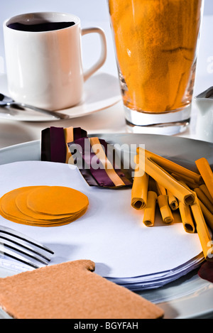 Food-Konzept, gefälschte Frühstück aus Papier gebaut Stockfoto