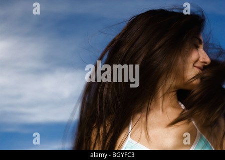Frau wirft Haar im freien Stockfoto