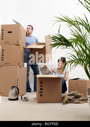 Paar Umzug, Kartons Auspacken Stockfoto