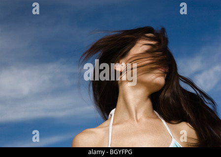 Junge Frau wirft Haar im Wind Stockfoto