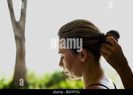 Frau, die Haare gestylt, Seitenansicht Stockfoto