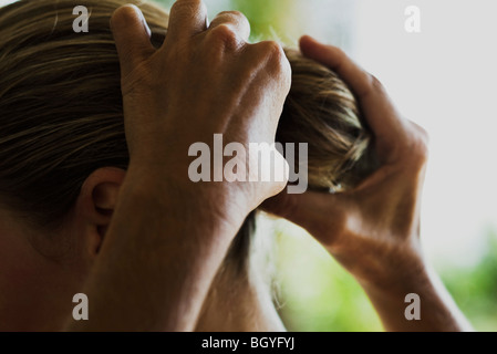 Person Styling Frau an den Haaren, beschnitten Stockfoto