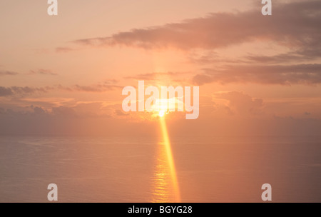 Sonnenuntergang über dem Ozean Stockfoto