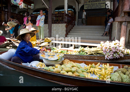 Damnoen Saduak Floating Market - Verkauf von Obst Stockfoto