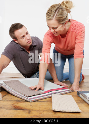 Paar die Wahl Teppich Proben Stockfoto