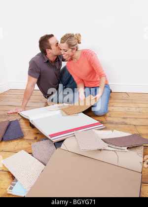 Paar auf der Suche auf Teppich Proben Stockfoto