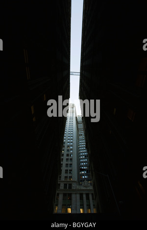 Hochhaus am Ende der schmalen Gasse, niedrigen Winkel Ansicht zu sehen Stockfoto