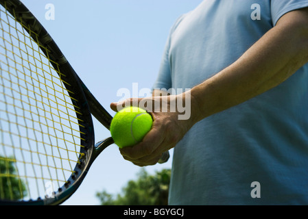 Tennisspieler, die Vorbereitung auf Mission, beschnitten Stockfoto