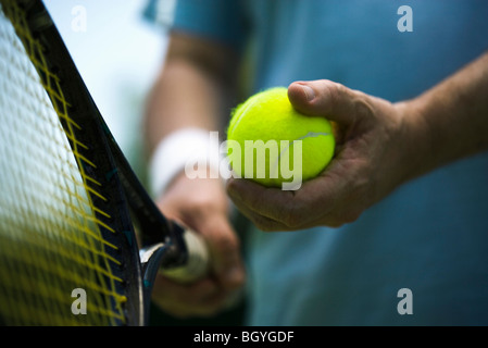 Tennisspieler, die Vorbereitung auf Mission, beschnitten Stockfoto