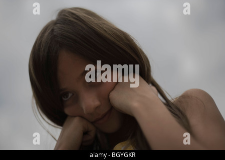 Weiblich, Tagträumen, Kopf haltend Stockfoto