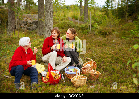 Frauen, die Kaffee-Pause im Wald Stockfoto